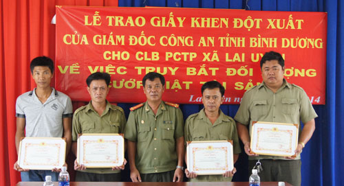 Tặng giấy khen cho người dân tham gia bắt cướp