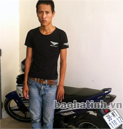 Lợi dụng bạn thân sơ hở để nhảy xe máy