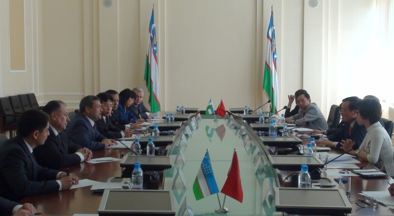  Đoàn đại biểu cấp cao VKSNDTC hội đàm với Tổng VKS Uzbekistan.