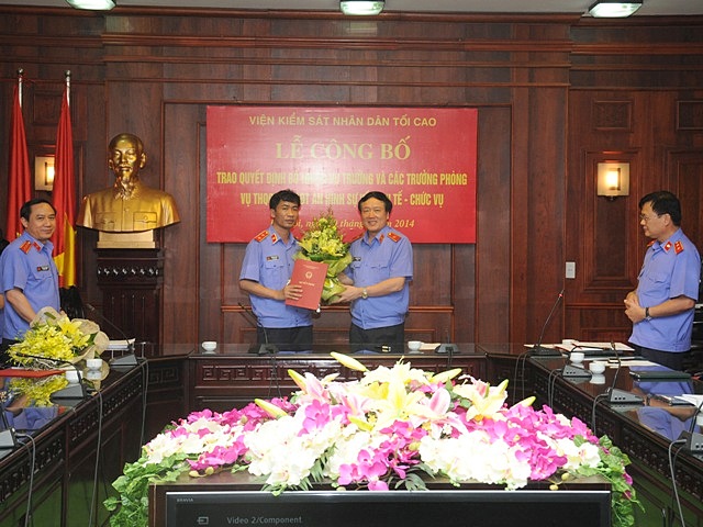 PGS.TS Nguyễn Hòa Bình, Viện trưởng VKSNDTC trao quyết định và tặng hoa chúc mừng đồng chí Nguyễn Duy Giảng được bổ nhiệm làm Vụ trưởng Vụ 1