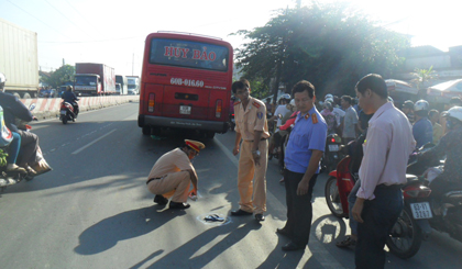 Ô tô khách đụng xe đạp 1 người bị thương nặng