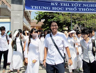 Lúng túng vì thời gian chuyển giao giữa phần thi trắc nghiệm với tự luận môn Ngoại ngữ