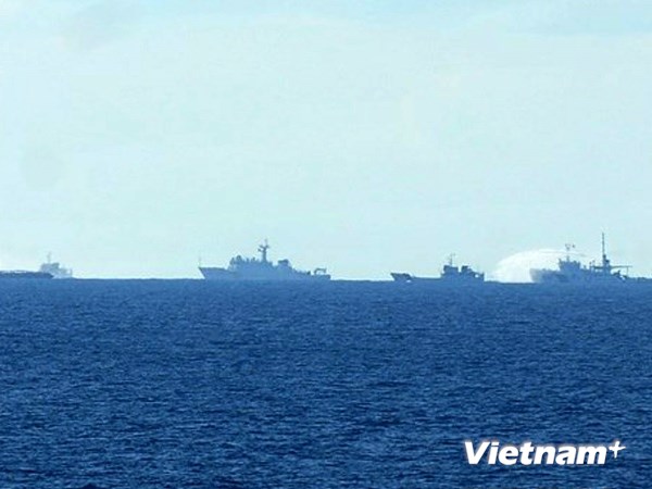 Trung Quốc tăng cường 2 tàu quân sự cản phá tàu của Việt Nam