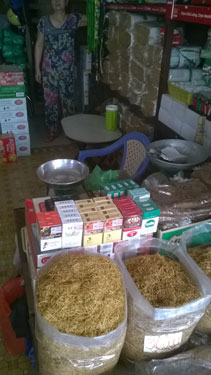 Thuốc lá không hình cảnh báo bày bán tràn lan