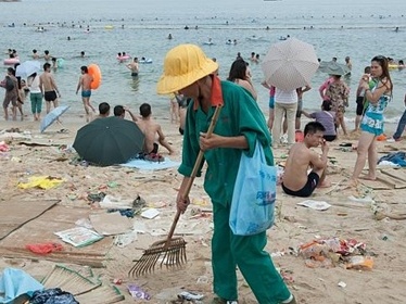 Bãi biển chứa hơn 300 tấn rác ở Trung Quốc