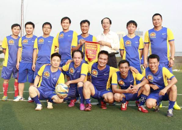  Đồng chí Phạm Xuân Chiến, Tổng Biên tập báo BVPL cùng các thành viên Đội bóng trong buổi ra mắt.