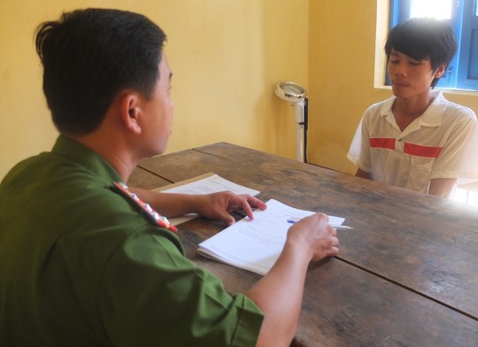 Chơi đùa lớn tiếng, bé 7 tuổi bị đâm chết