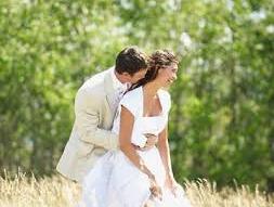 Đàn ông nghèo chọn vợ ngực lớn