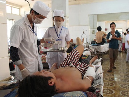 30 thanh niên lạ mang súng bắn người, cả khu phố náo loạn