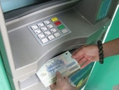 Sắp áp trần phí rút tiền mặt ATM