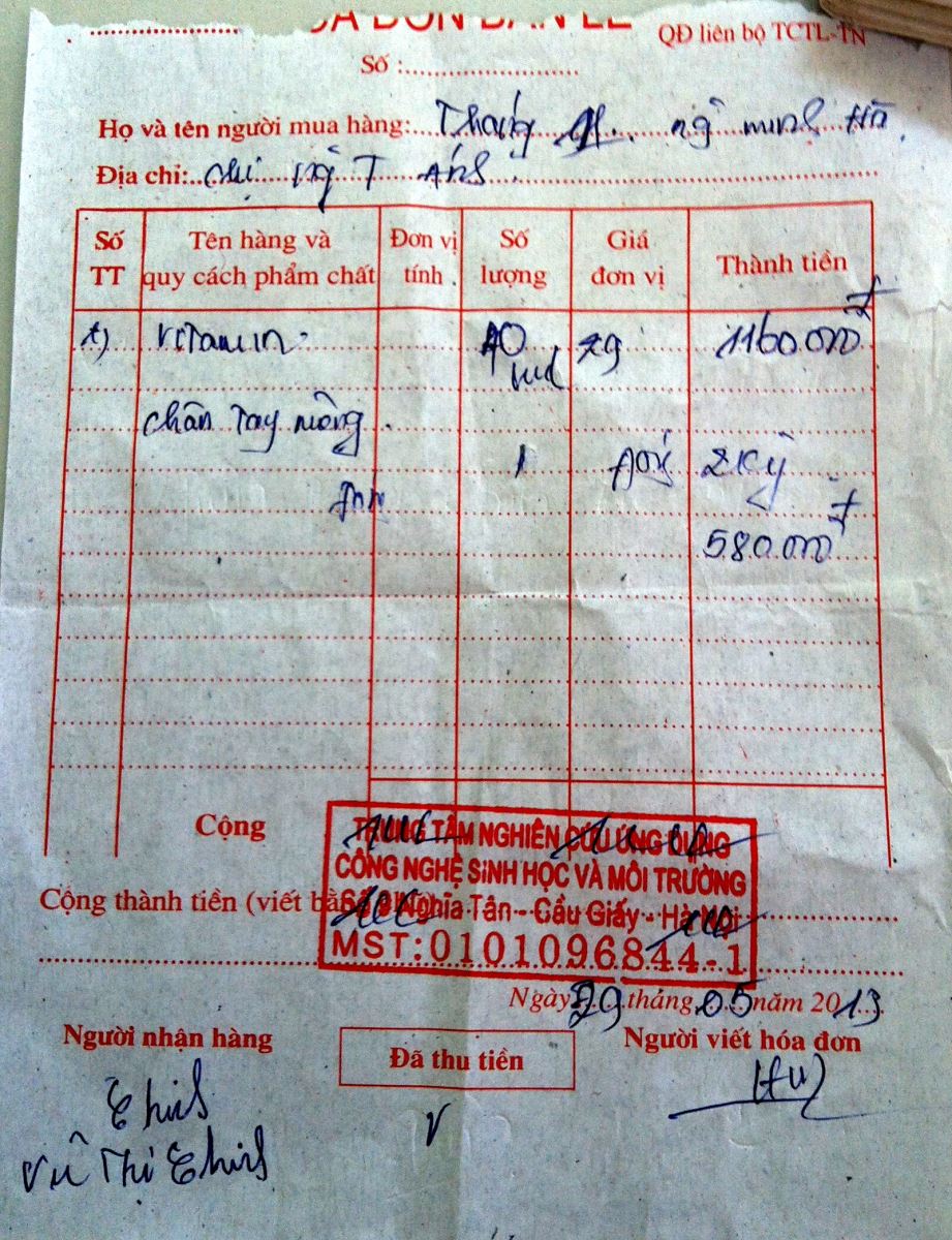 Giả nhân viên y tế để lừa đảo