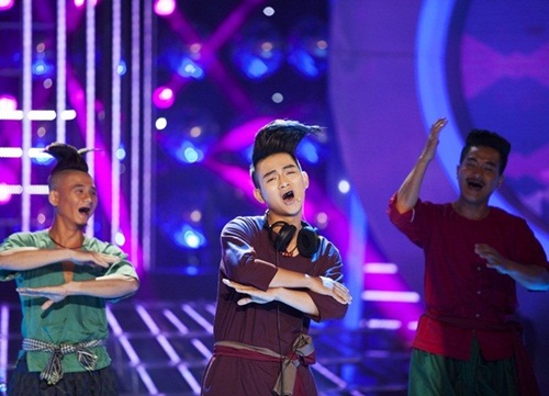 Trong show thứ hai, Hoài Lâm cải trang thành nam ca sĩ Thái Lan, Mario Maurer, hát ca khúc chính của bộ phim 