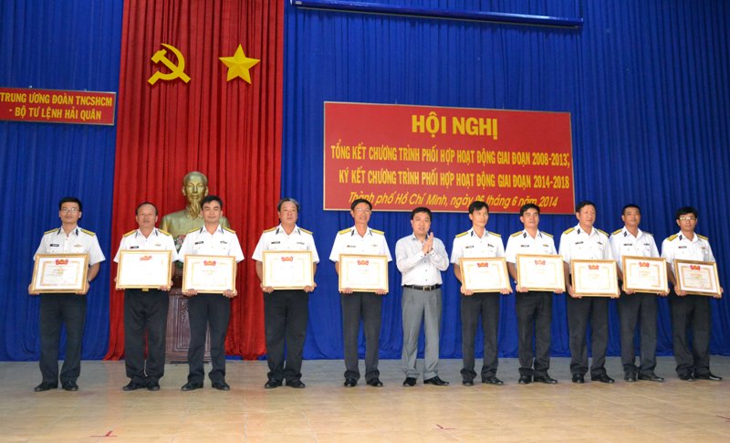  Ông Nguyễn Mạnh Dũng, Bí thư Thường trực Trung ương Đoàn tặng Bằng khen cho các tập thể hoàn thành xuất sắc nhiệm vụ giai đoạn 2008 - 2013.
