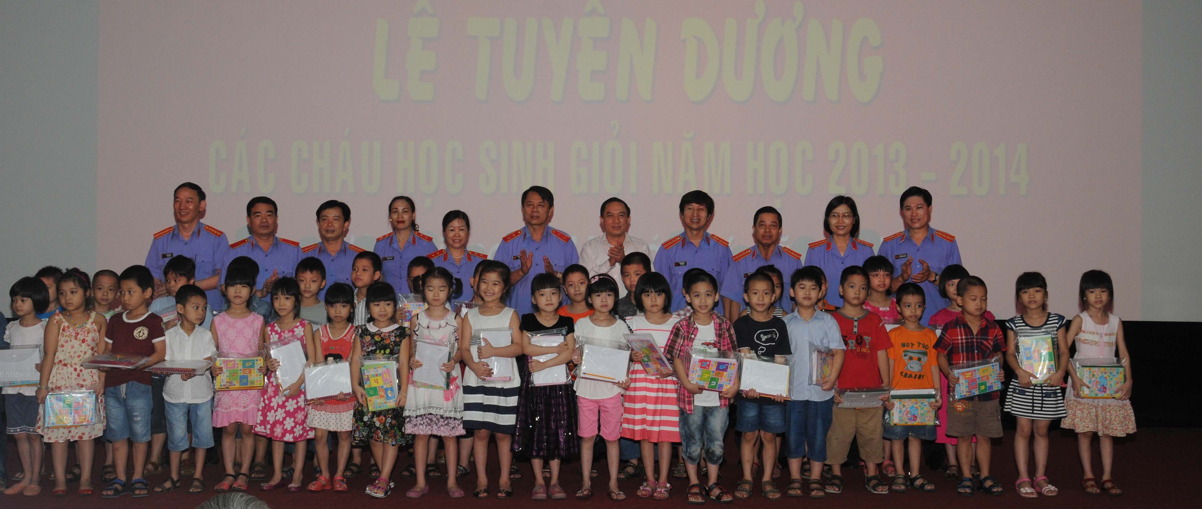 Phó Viện trưởng VKSNDTC Bùi Mạnh Cường trao phần thưởng cho các cháu học sinh lớp 1 đạt danh hiệu học sinh giỏi năm học 2013 - 2014
