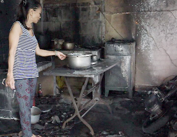 Một cơ sở mát xa bốc cháy trong đêm