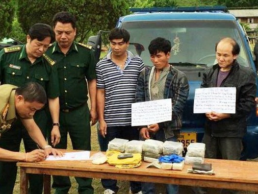 Bắt vụ vận chuyển 20 bánh heroin và 5 000 viên ma túy tổng hợp