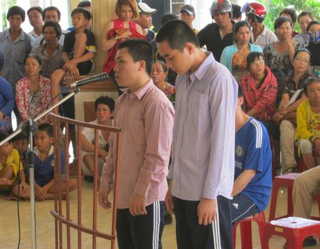 Nhìn thấy ghét , đánh nhóm thanh niên lạ, hiếp dâm thiếu nữ