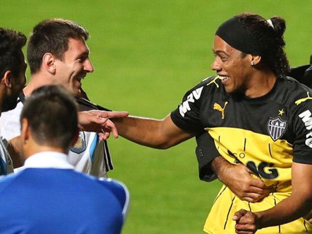 Messi bị lừa bởi Ronaldinho giả