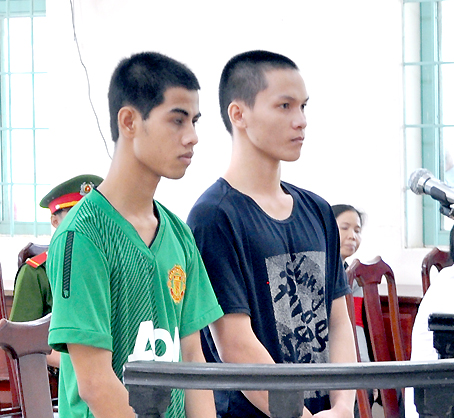 Lợi dụng gây rối để trộm, 2 người đi tù