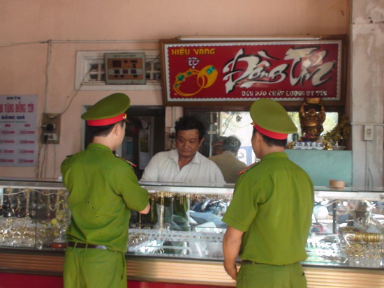 Cảnh báo từ những vụ cướp tiệm vàng