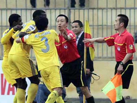 Vấn nạn trọng tài Từ World Cup đến V-League