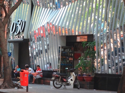 Thiếu nữ rút súng thị uy trong quán bar