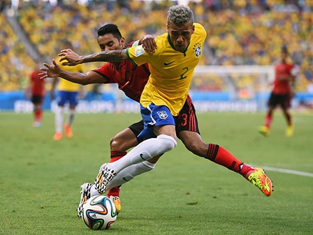 Mexico bắt Brazil phải chia điểm