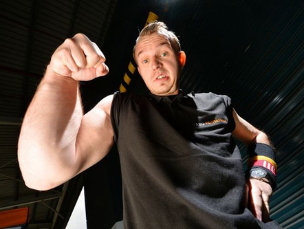 Chàng trai có một bắp tay to khác thường