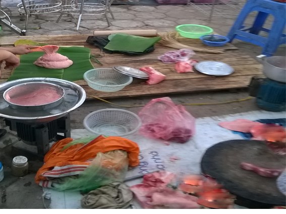 Kinh hoàng xem gói giò tại chợ