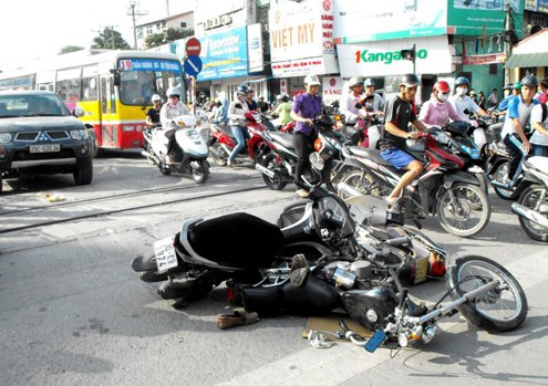 Dừng đèn đỏ, một loạt xe máy bị Camry đâm biến dạng