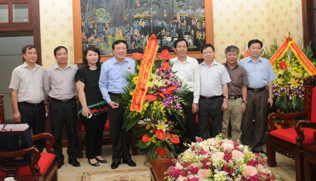 Viện trưởng VKSNDTC Nguyễn Hòa Bình chúc mừng Báo Nhân dân 