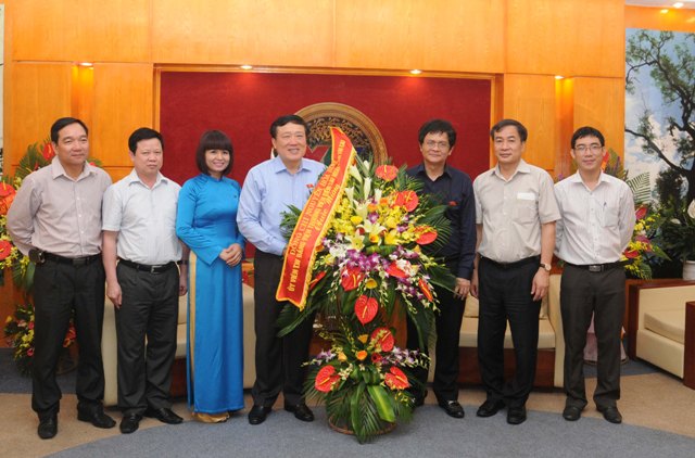 Viện trưởng VKSNDTC Nguyễn Hòa Bình chúc mừng Đài Truyền hình Việt Nam