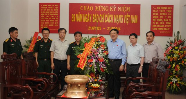 Viện trưởng VKSNDTC Nguyễn Hòa Bình chúc mừng Báo Quân đội Nhân dân