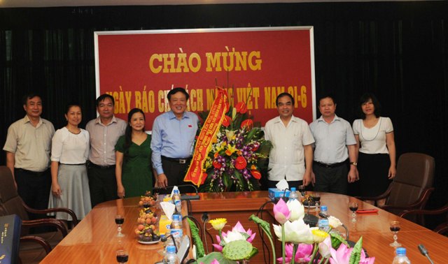 Viện trưởng VKSNDTC Nguyễn Hòa Bình chúc mừng Tạp chí Cộng sản