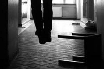 Bàng hoàng phát hiện chồng treo cổ tự tử giữa đêm khuya