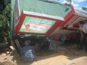 Quảng Ngãi Xe tải mất lái tông sập 2 nhà dân