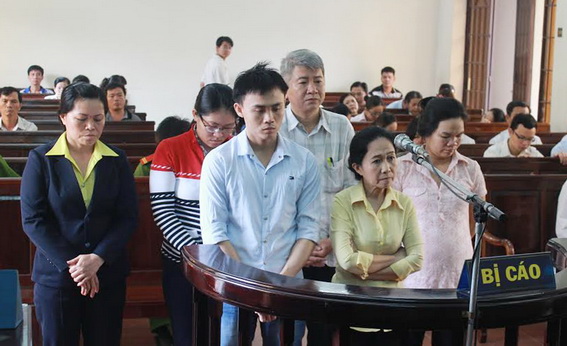 Tham ô hàng tỷ đồng, 6 bị cáo hầu tòa