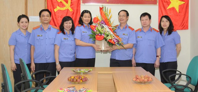 Đồng chí Nguyễn Thị Thủy Khiêm, Bí thư Đảng ủy, Phó Viện trưởng VKSNDTC chúc mừng báo BVPL