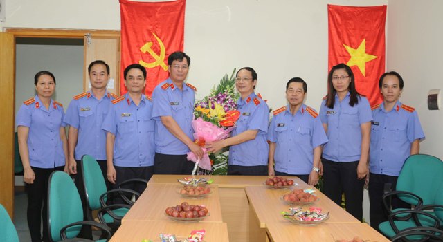 Đồng chí Trần Công Phàn, Phó Viện trưởng VKSNDTC, Trưởng Ban chỉ đạo công tác tuyên truyền ngành KSND chúc mừng báo BVPL