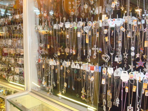 Đồ trang sức mỹ ký tiềm ẩn nhiều nguy hại