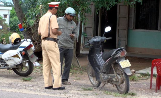 Từ 1 7, xử phạt người đội mũ bảo hiểm không đạt chuẩn
