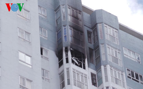 Hàng trăm người chạy bộ từ tầng 22 xuống đất khu chung cư phát cháy