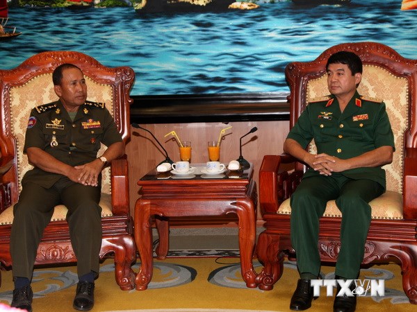  Trung tướng Võ Văn Tuấn (phải) tiếp Đại tướng Nem Sowat. (Ảnh: Quốc Chính/Thông tấn Quân sự)
