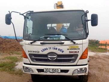 Hà Nội Đứng trên thùng xe tải, bị điện giật tử vong