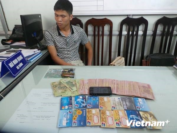 Tự làm thẻ ATM giả để chiếm đoạt tài sản các ngân hàng