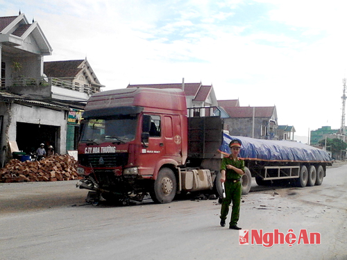 Xe 4 chỗ lao vào xe Container