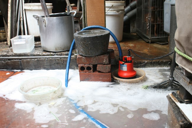 Hà Nội Khốn khổ cảnh lội nước cống nấu cơm, đeo khẩu trang khi ăn uống