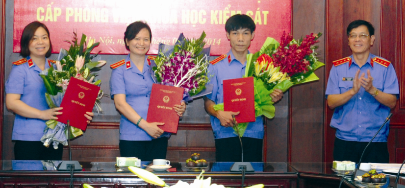  Đồng chí Lê Hữu Thể, Phó Viện trưởng VKSNDTC trao quyết định và tặng hoa chúc mừng các đồng chí được bổ nhiệm.