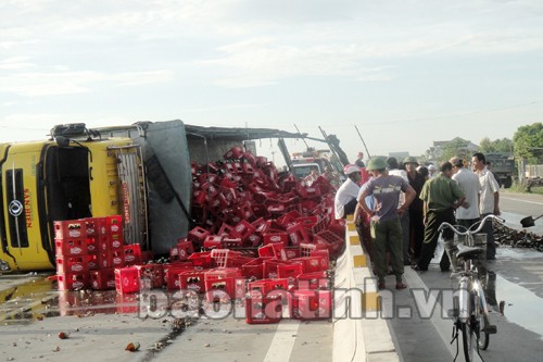 Nổ lốp xe tải, hàng trăm két bia tung tóe trên QL 1A