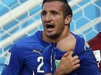 Suarez cắn người khiến làng túc cầu sôi sùng sục